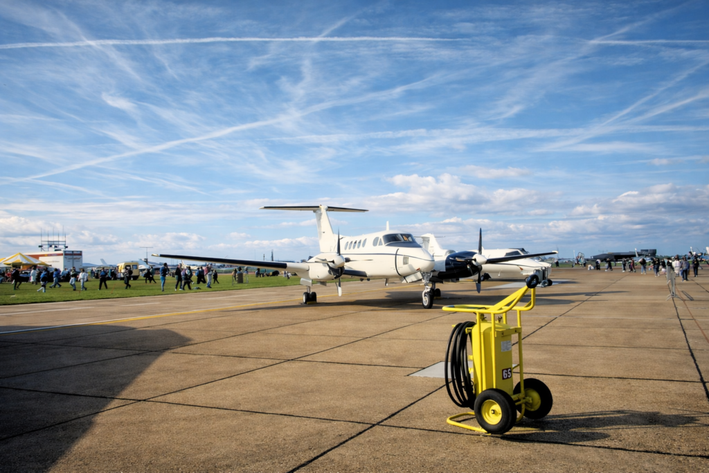 Aviões e carrinho no show aéreo