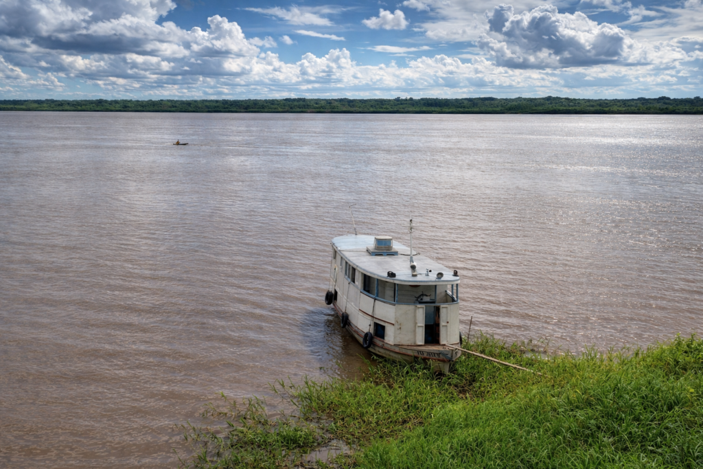 Embarcação ancorada no rio tranquilo