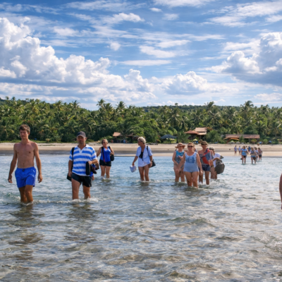 Turistas na água cristalina da praia