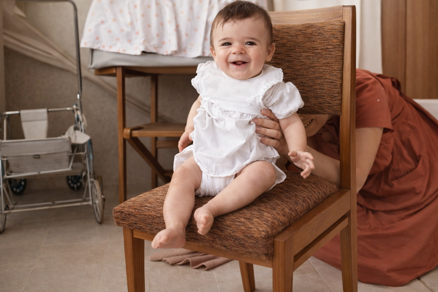 Bebé sorridente na cadeira vintage