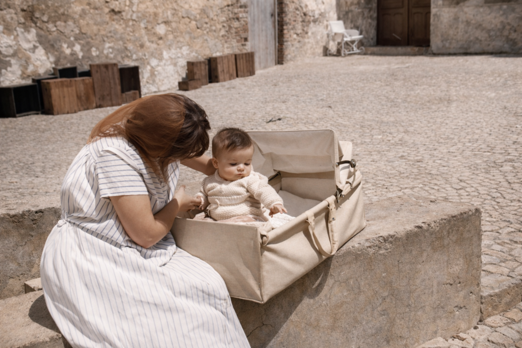 Mãe e bebé no pátio antigo