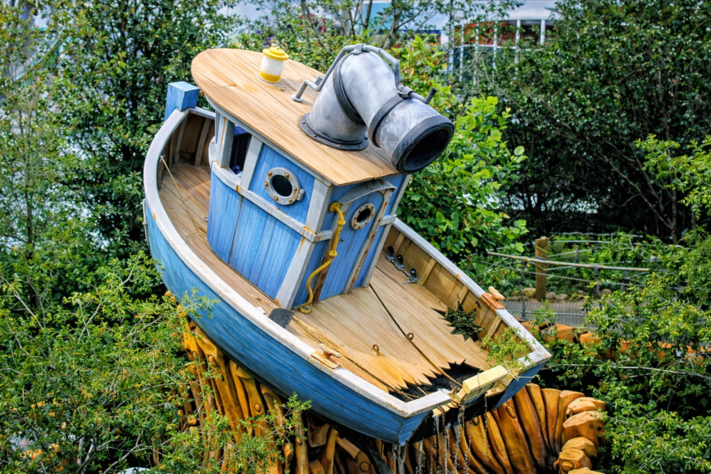 Barco azul abandonado em meio à natureza