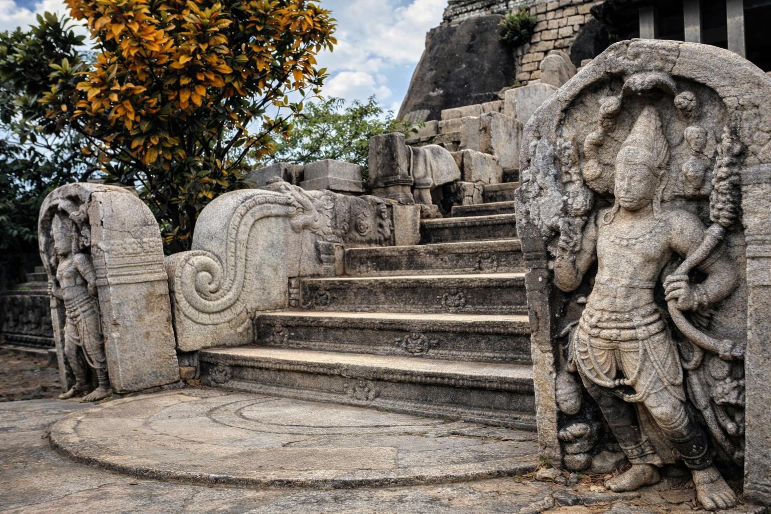 Escadas de pedra antigas com guardiões