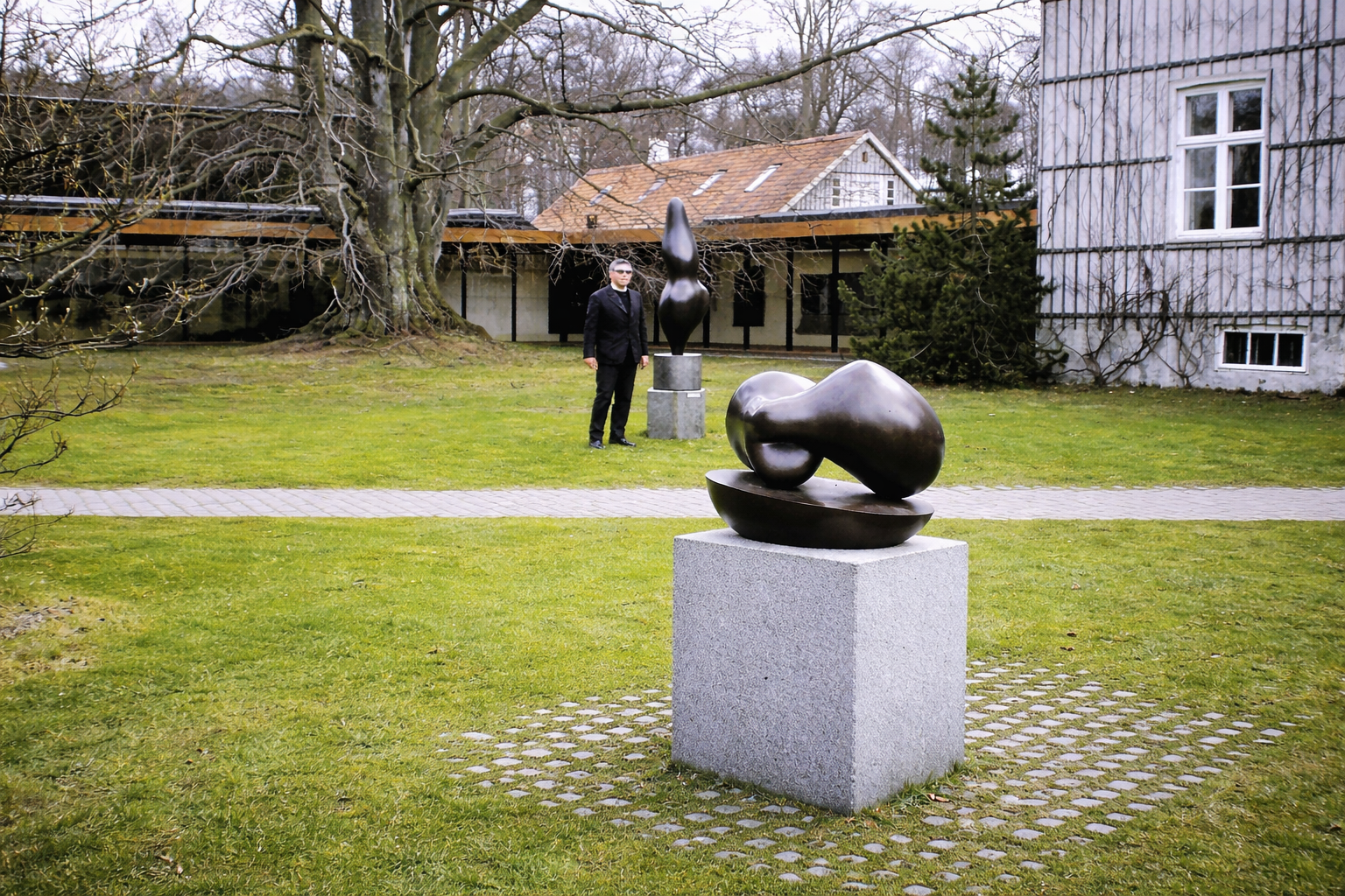 Jardim de esculturas com homem e bronze