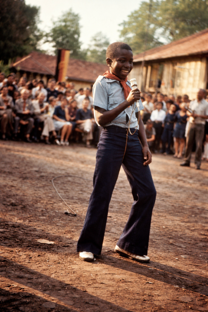 Jovem cantor em performance ao ar livre