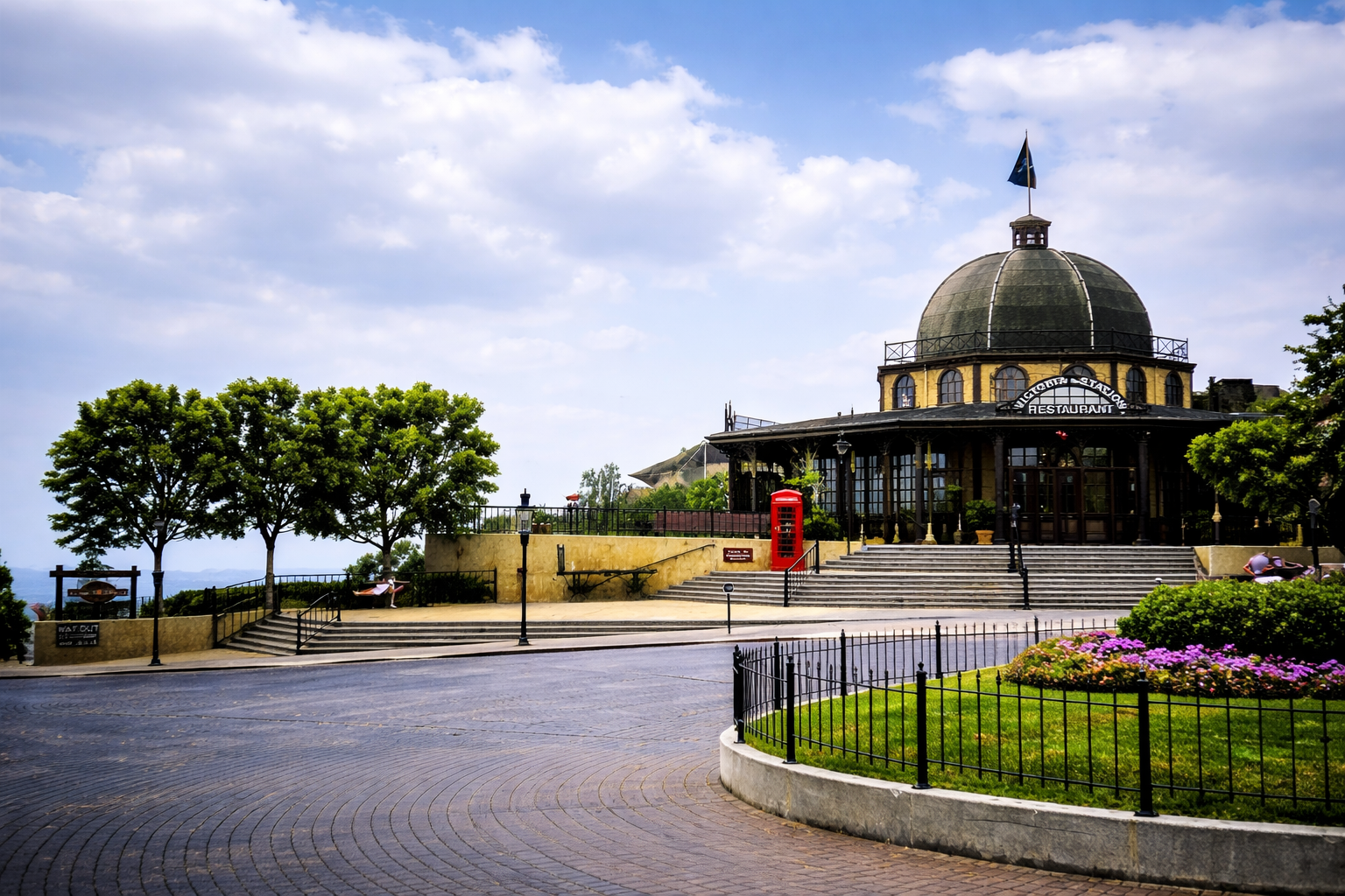 Pavilhão vitoriano e cabine telefónica roja