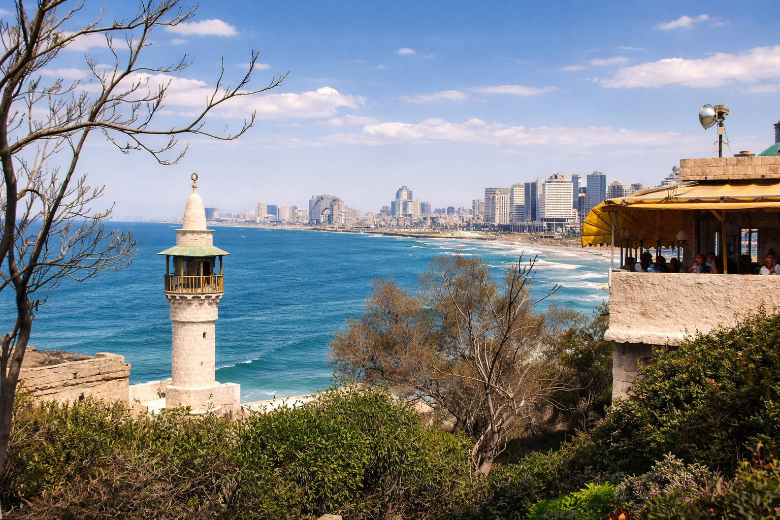 Vista costeira com minarete histórico