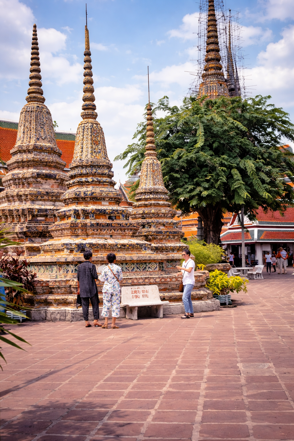Templo Wat Pho e turistas em visita