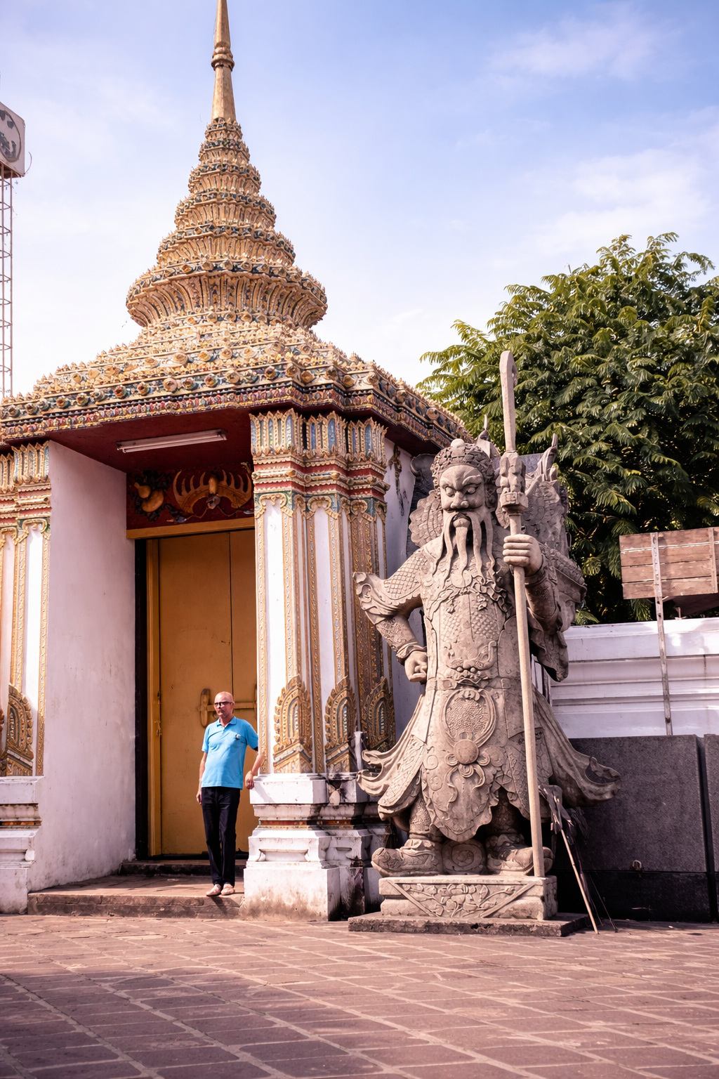 Entrada ornada e estátua guardiã