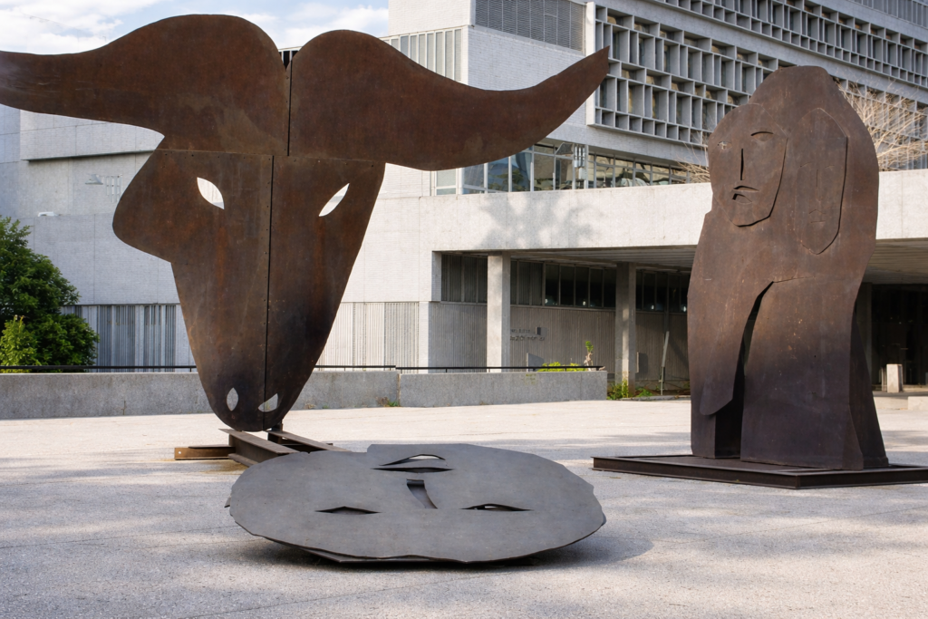 Esculturas abstratas em praça urbana