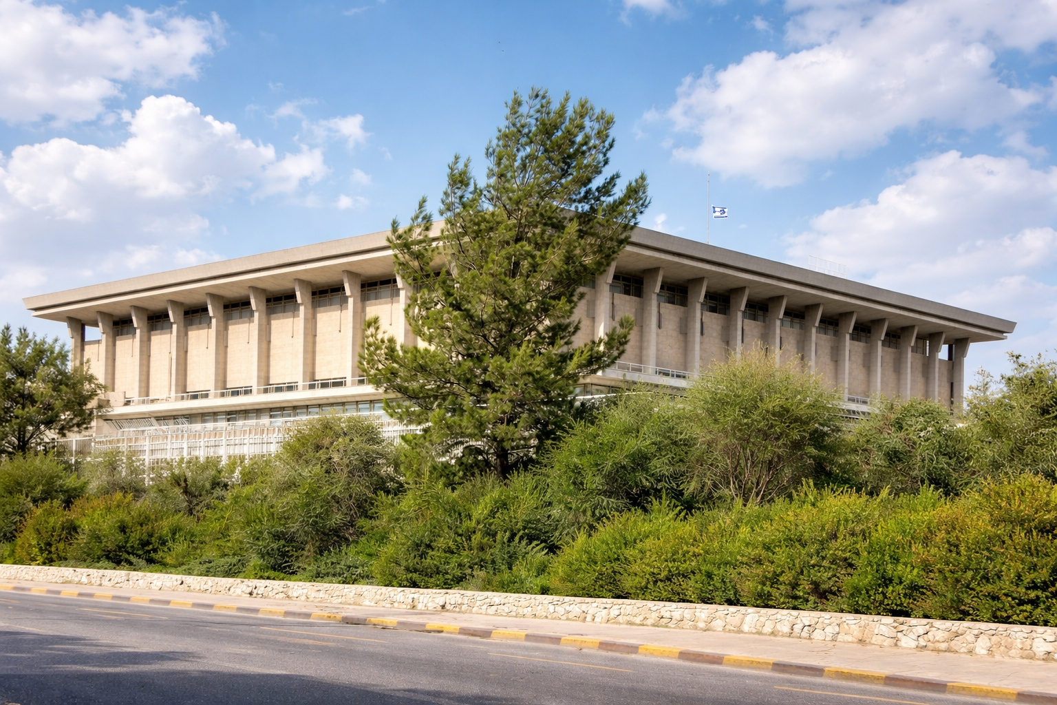 Edifício modernista em luz solar intensa