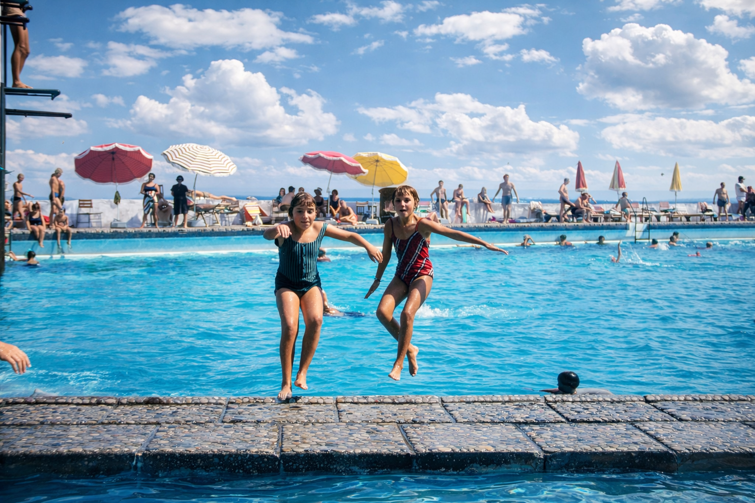 Meninas a saltar para a piscina