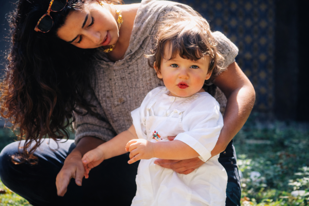 Mãe e filho ao sol no jardim