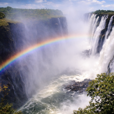 Cachoeira Vitória com arco-íris radiante