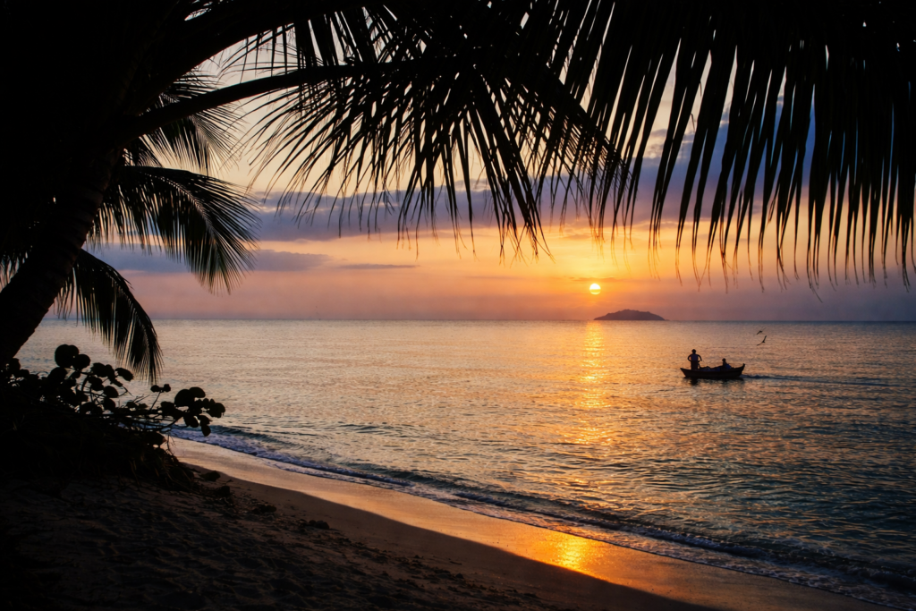 Pôr-do-sol tropicais e barco à deriva