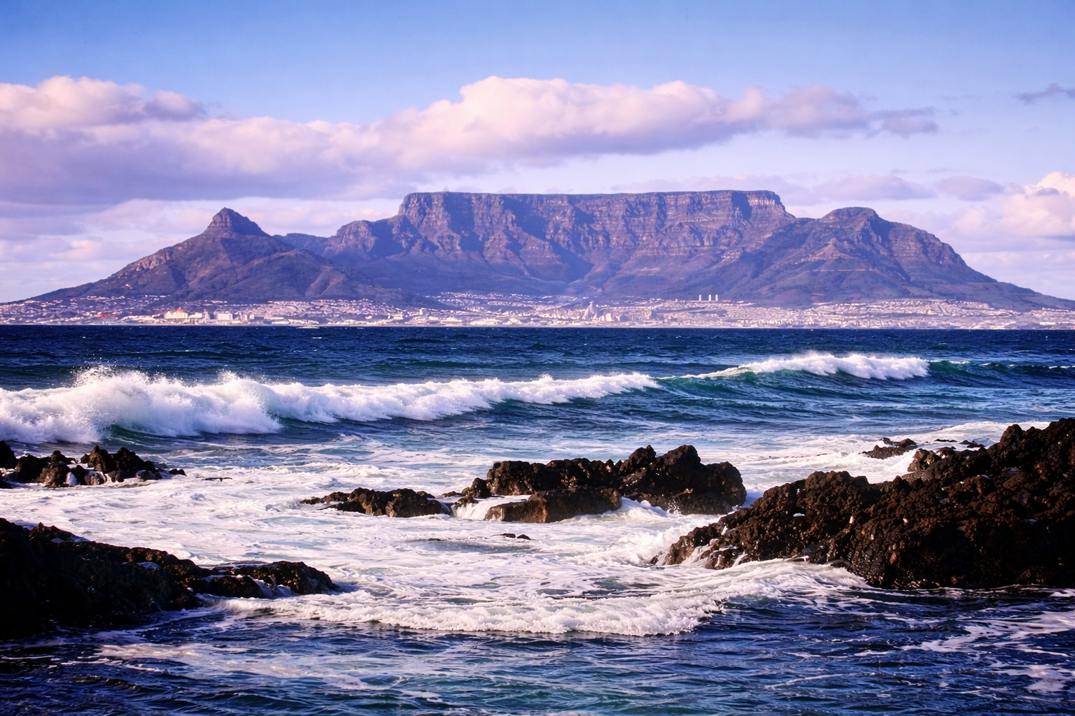 Ondas e montanha em Table Mountain
