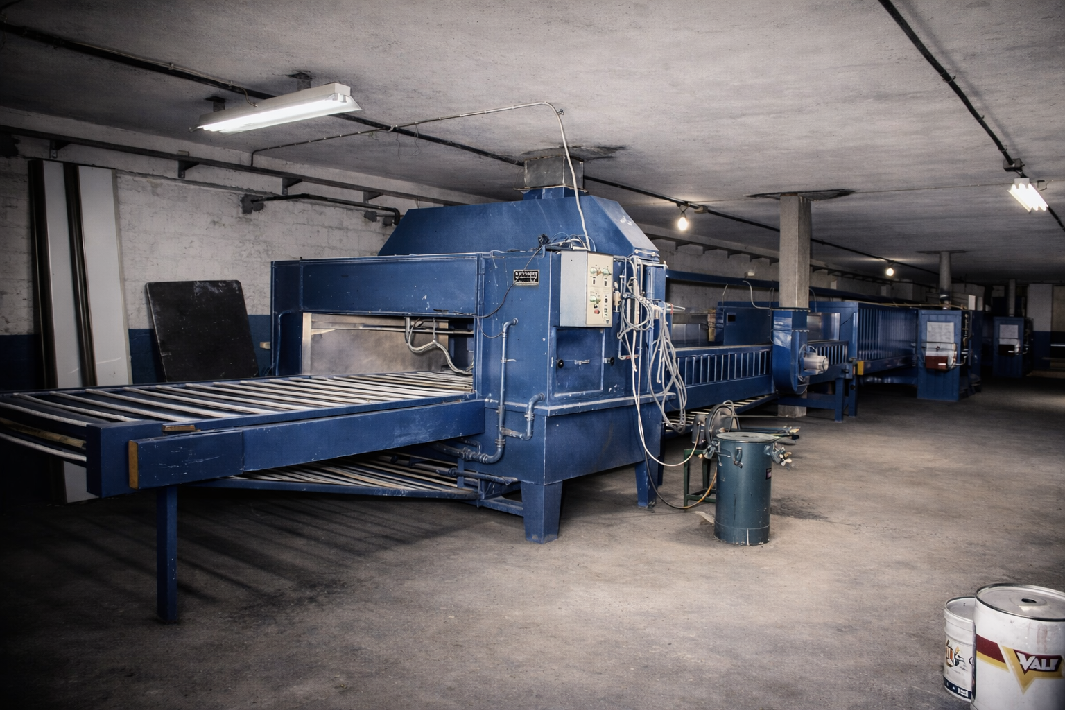 Máquina de transporte azul no armazém