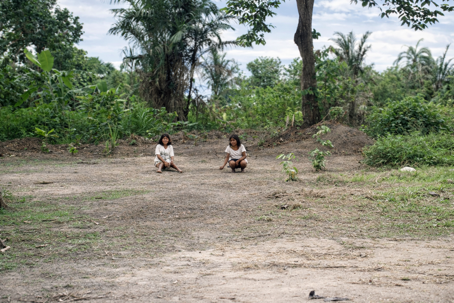 Meninas indígenas na floresta tropical