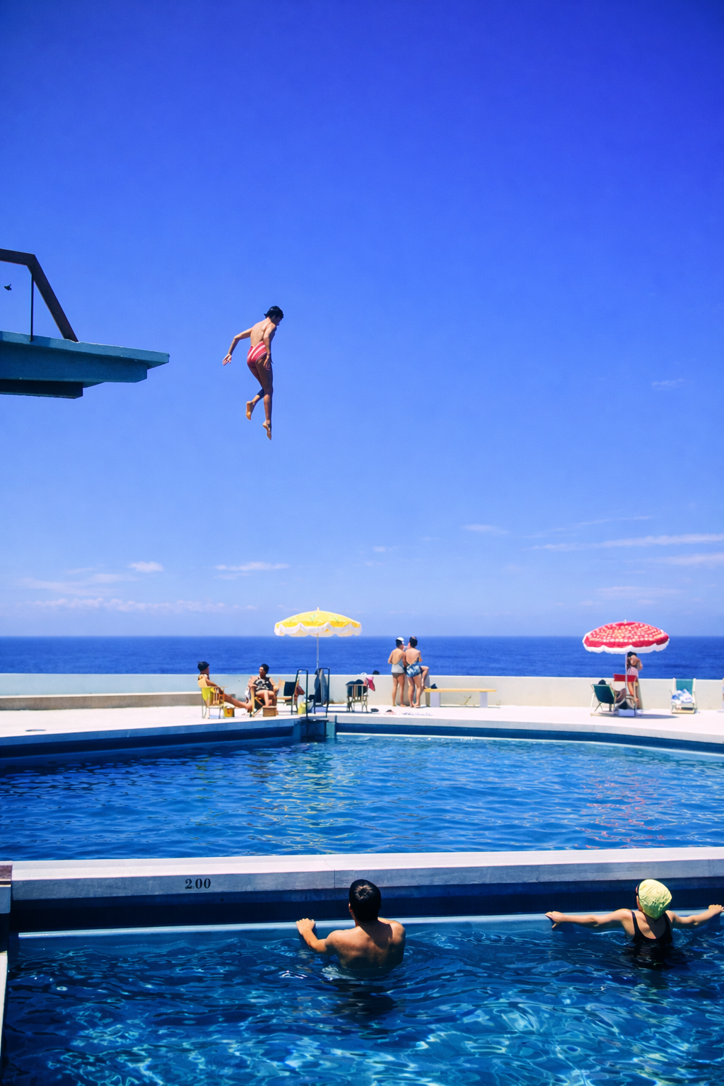 Salto rumo ao verão na piscina