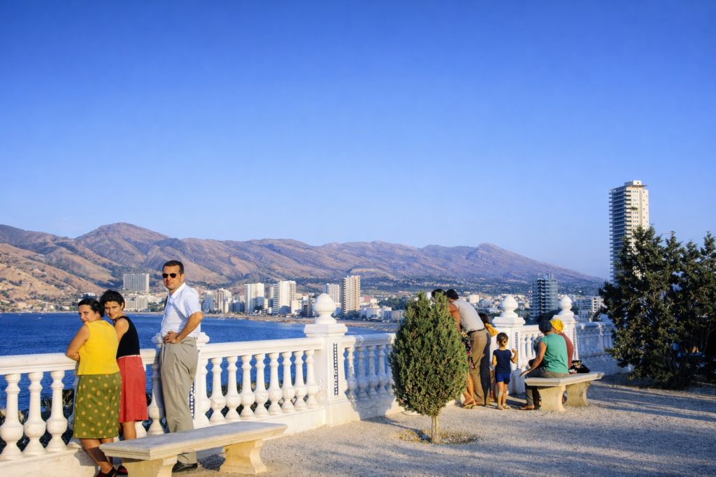 Vista costeira com cidade mediterrânica