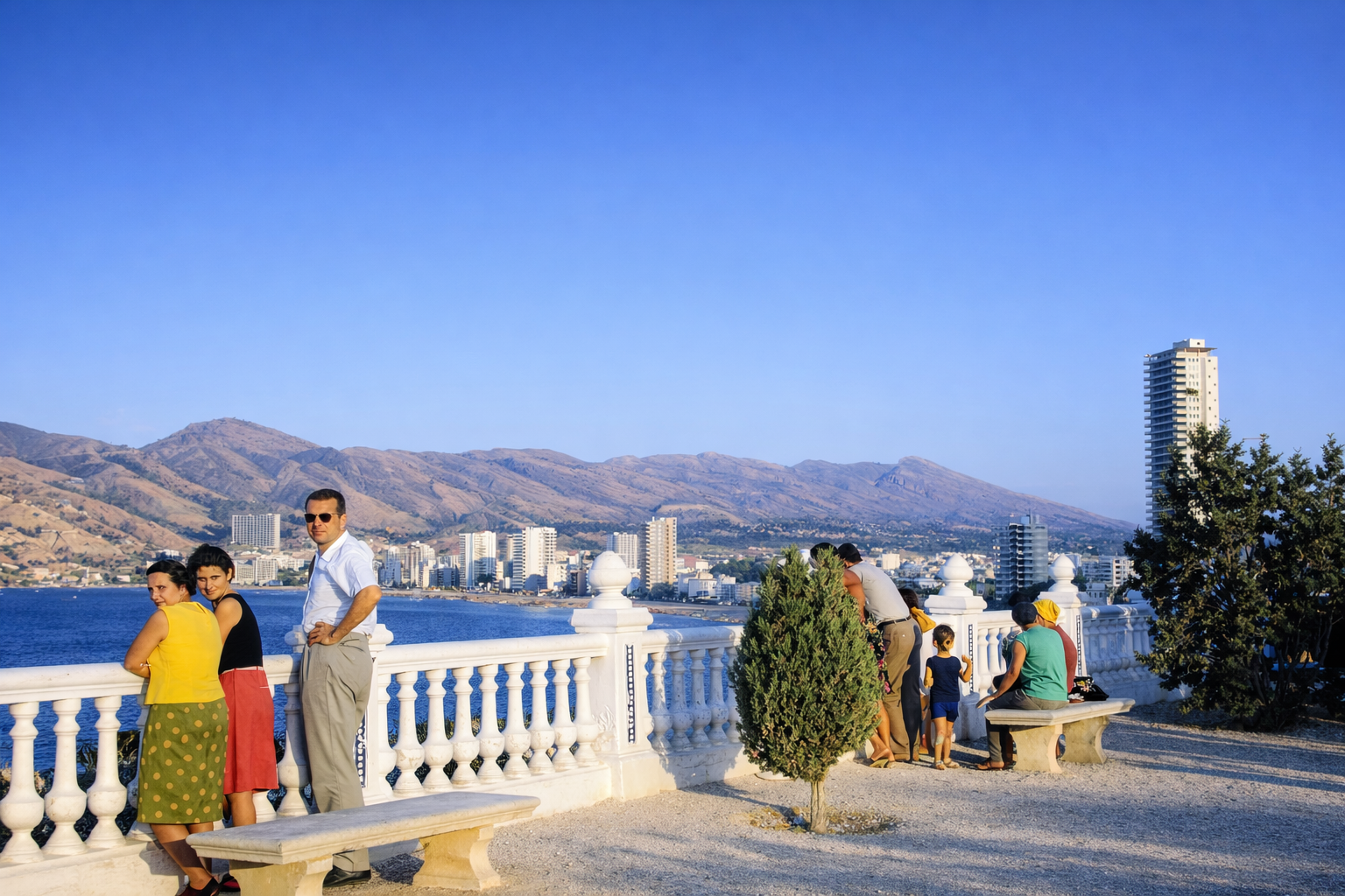 Vista costeira com cidade mediterrânica