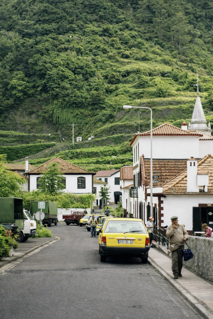 Aldeia tranquila nas colinas verdes