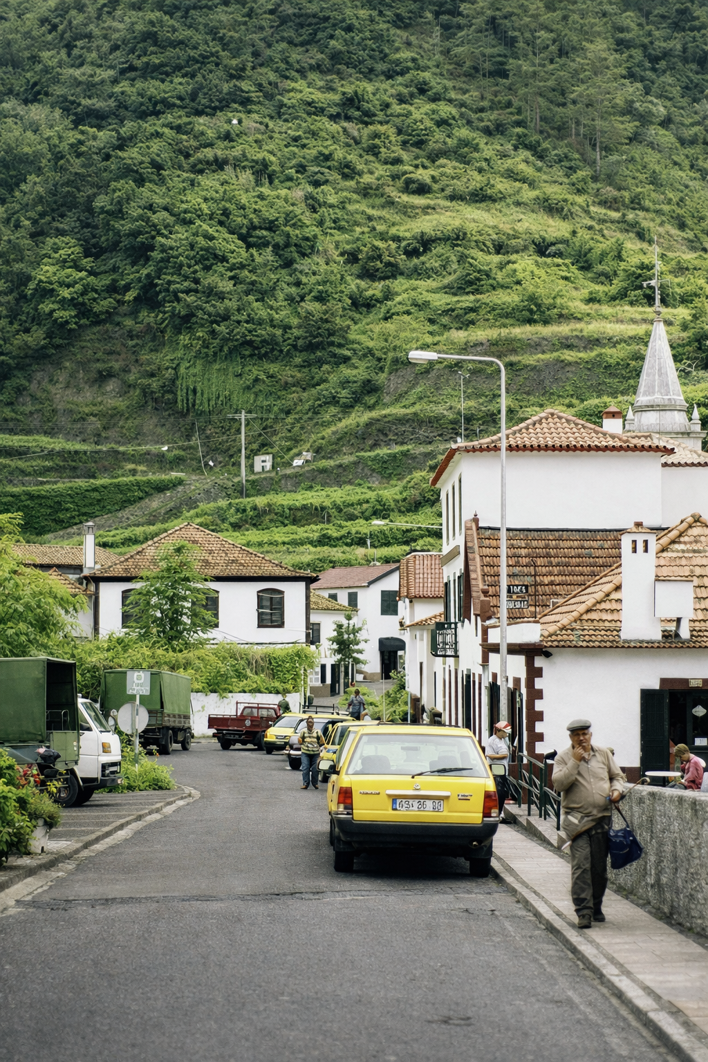 Aldeia tranquila nas colinas verdes