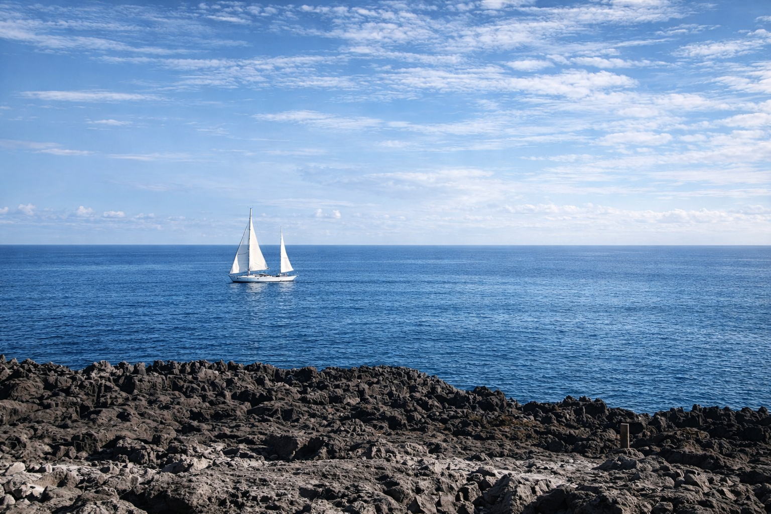 Barco à vela sobre o oceano calmo