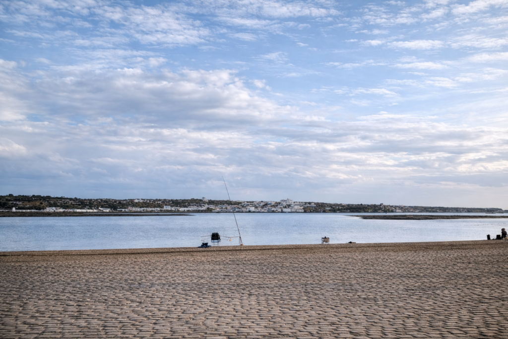 Praia tranquila com vista para cidade