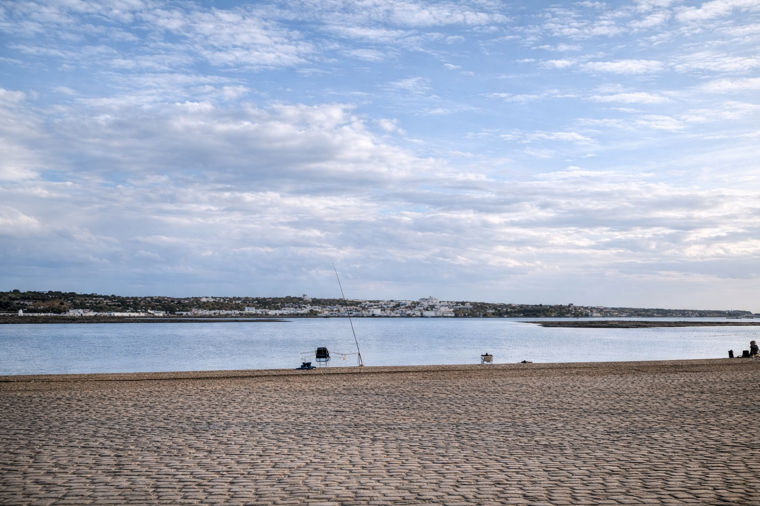 Praia tranquila com vista para cidade