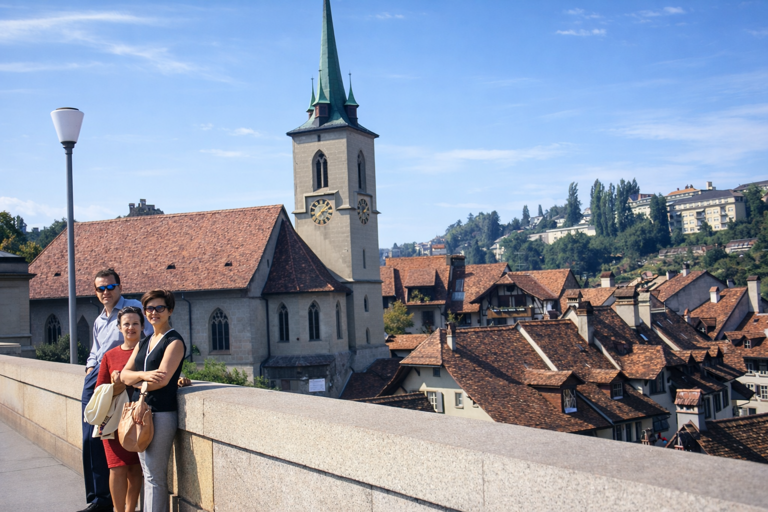 Turistas em Bern com igreja ao fundo