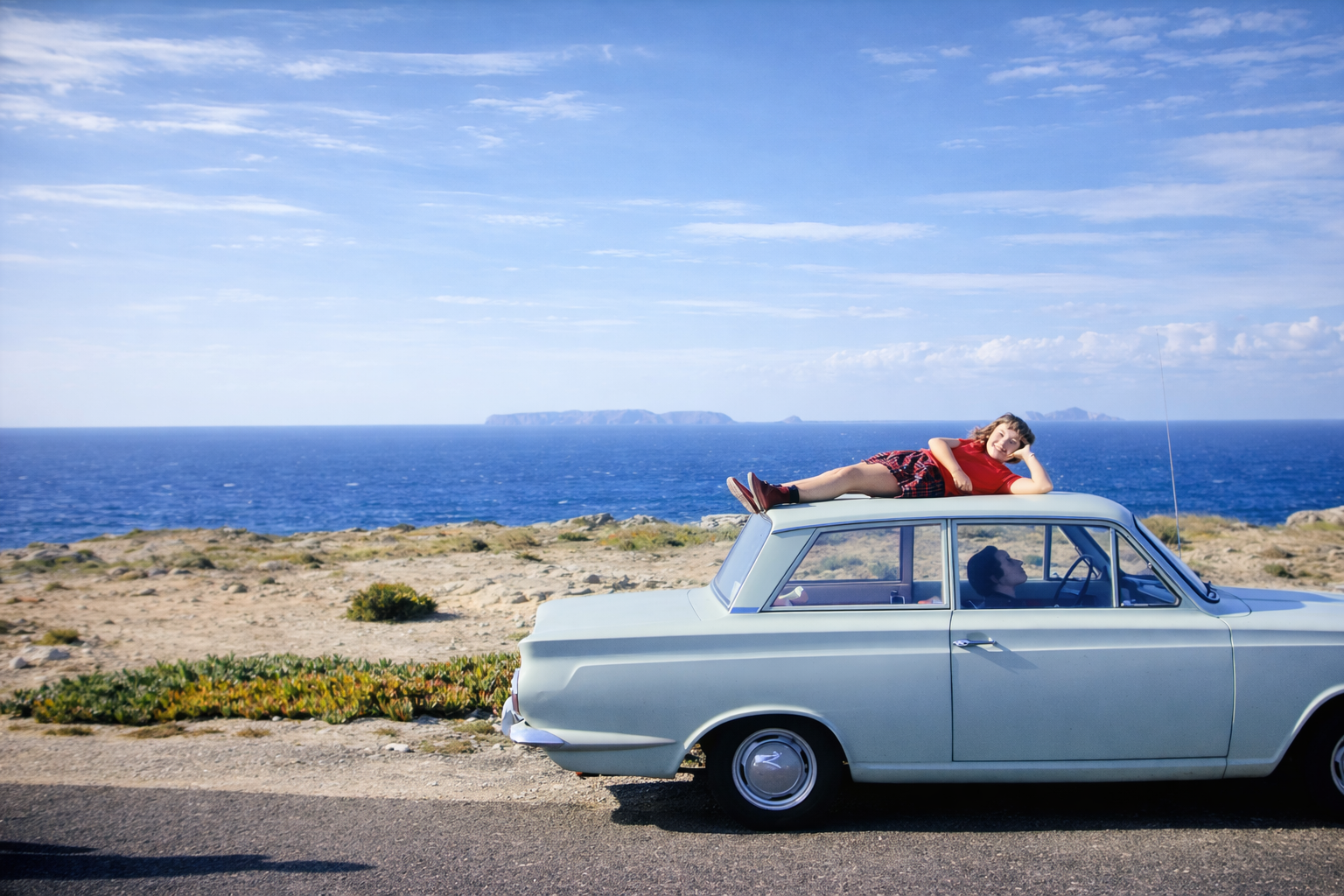 Mulher relaxada sobre carro na costa