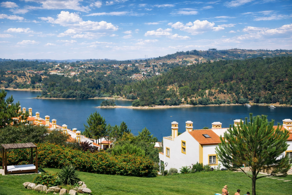 Vista tranquila sobre o lago e casas