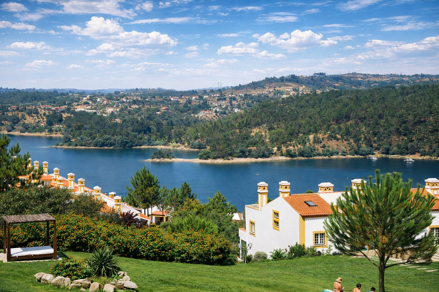 Vista tranquila sobre o lago e casas