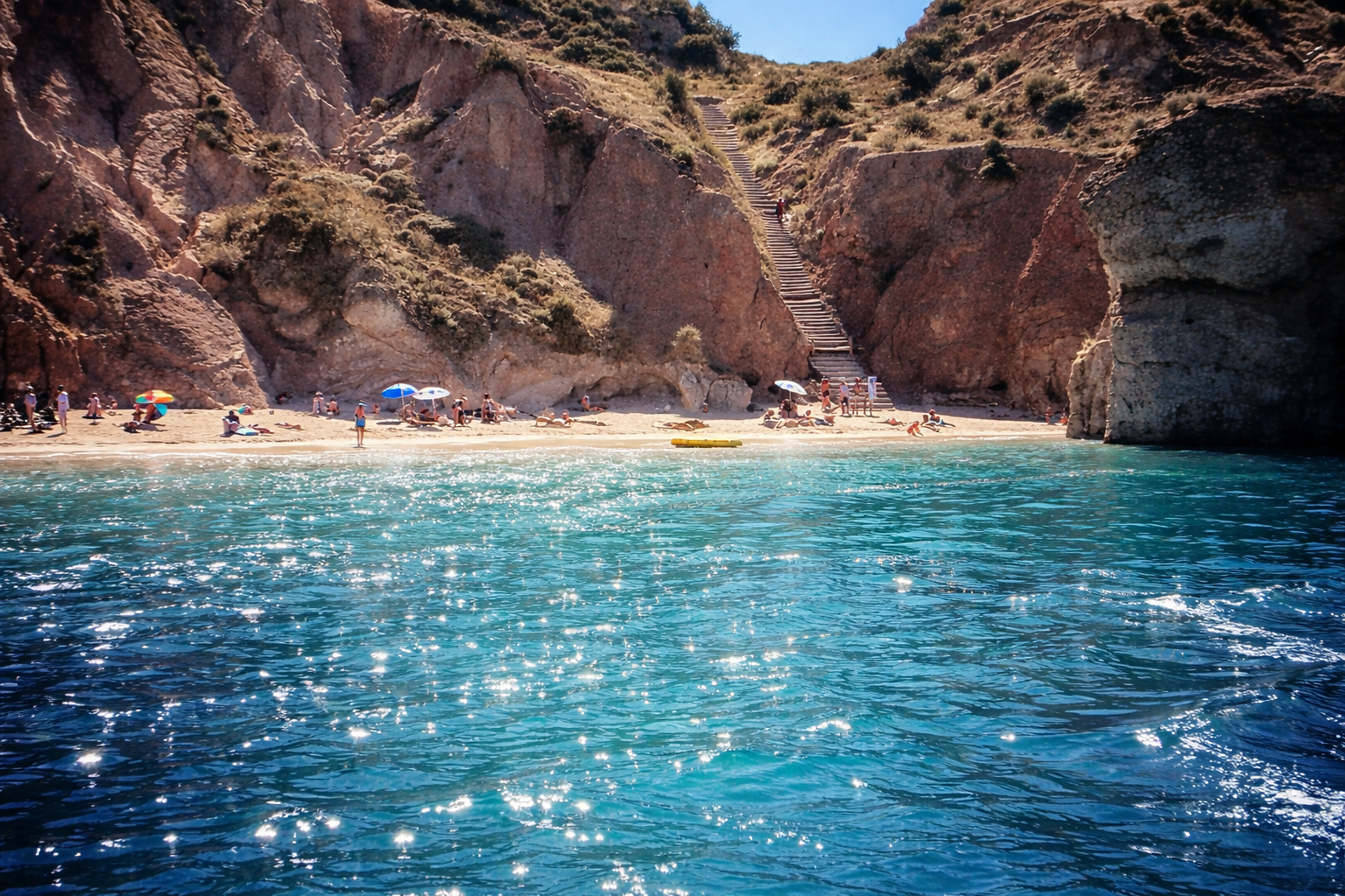 Praia isolada entre falésias rochosas