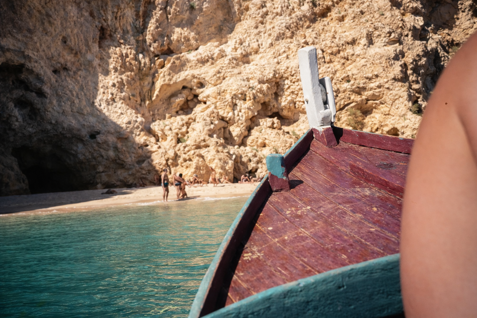 Barco a caminho da praia escondida