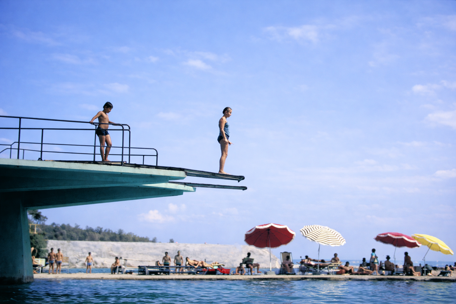 Plataforma de mergulho e praia ensolarada