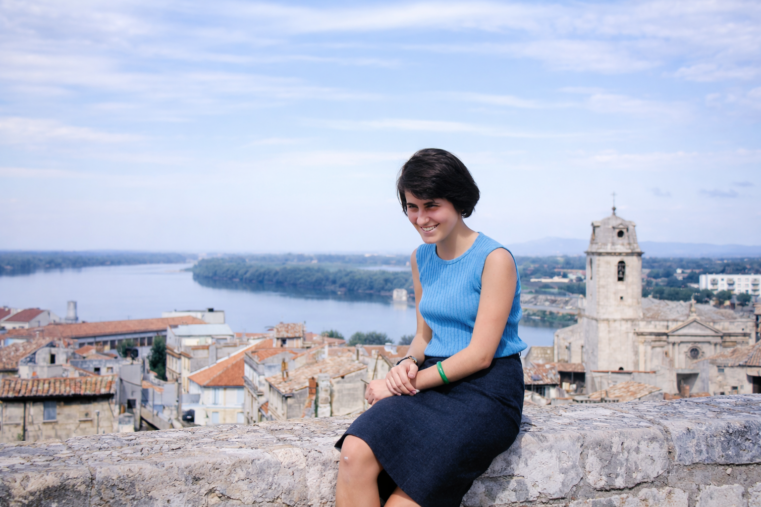Jovem mulher com vista para a cidade