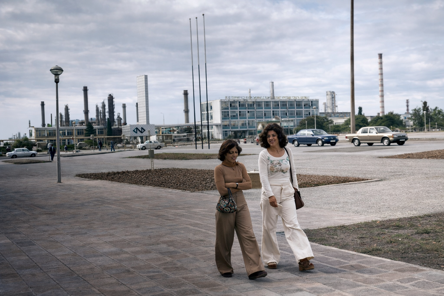 Mulheres em passeio perto do refúgio industrial