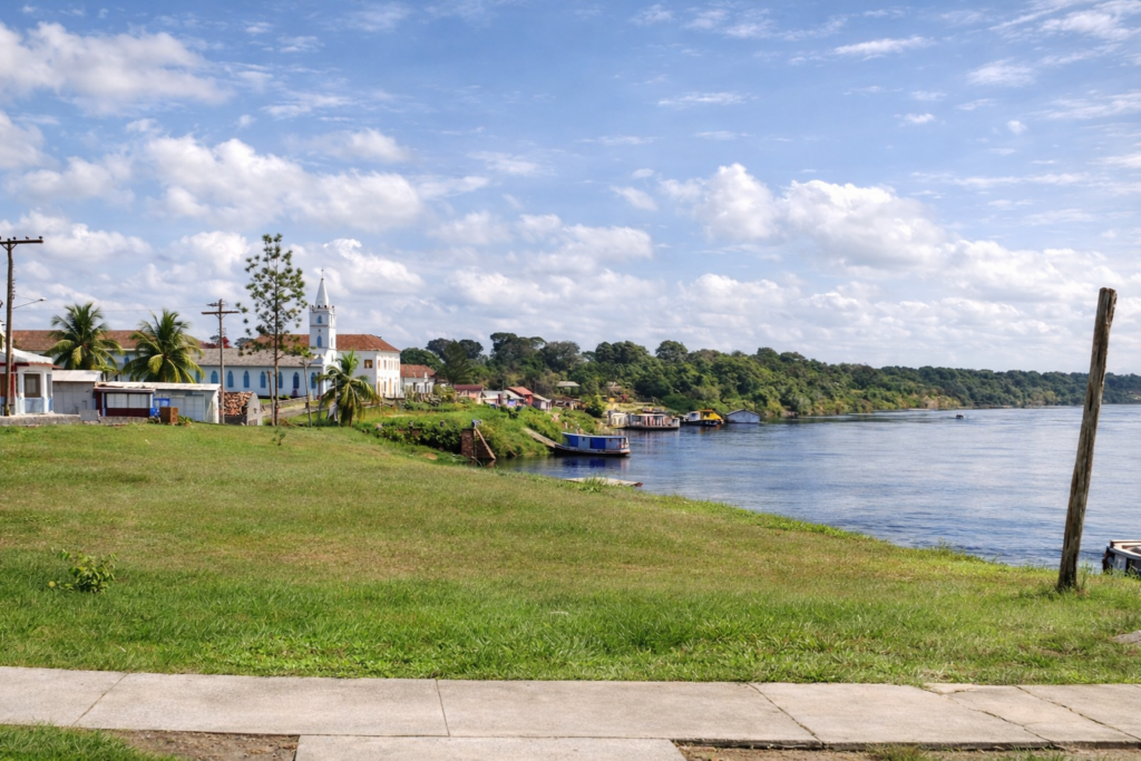 Ribeira tropical com casas flutuantes