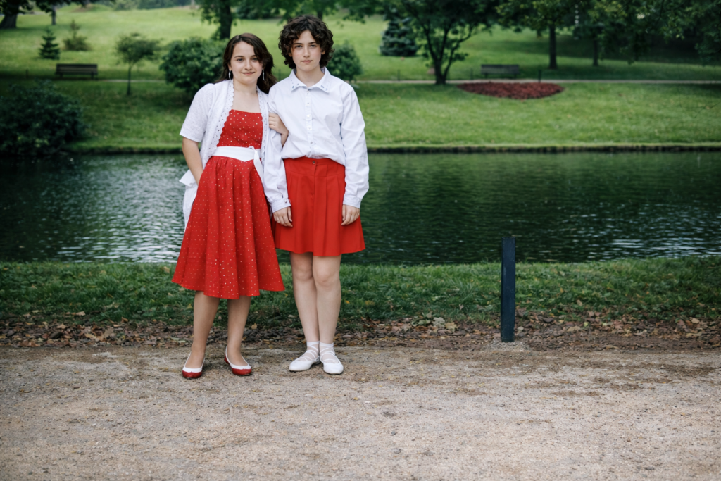 Meninas à beira do lago