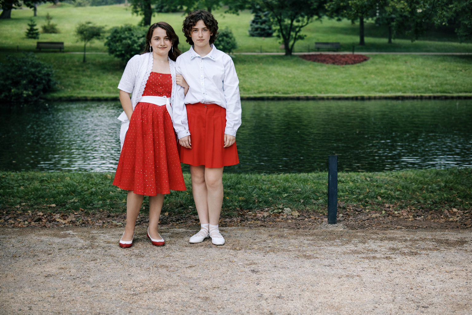 Meninas à beira do lago