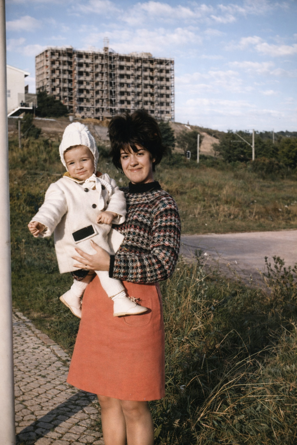 Mãe e bebé em cenário urbano
