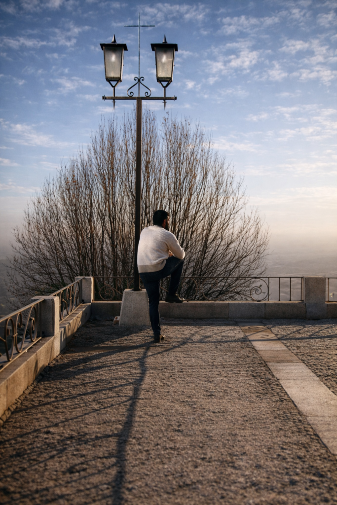 Homem contemplativo ao entardecer