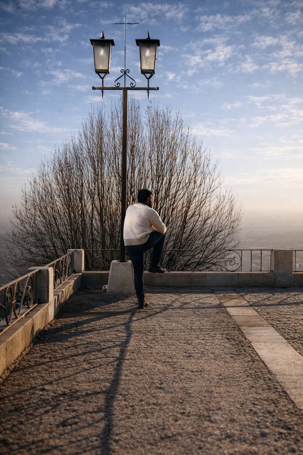 Homem contemplativo ao entardecer