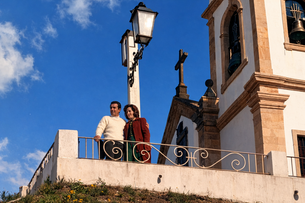 Casal no terraço com vista à igreja