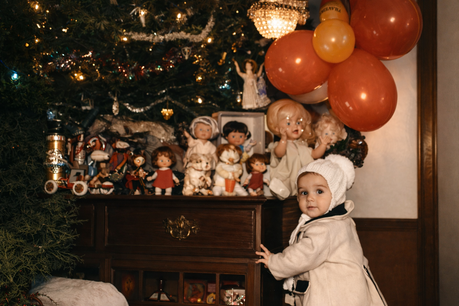 Criança curiosa ao lado da prateleira de Natal