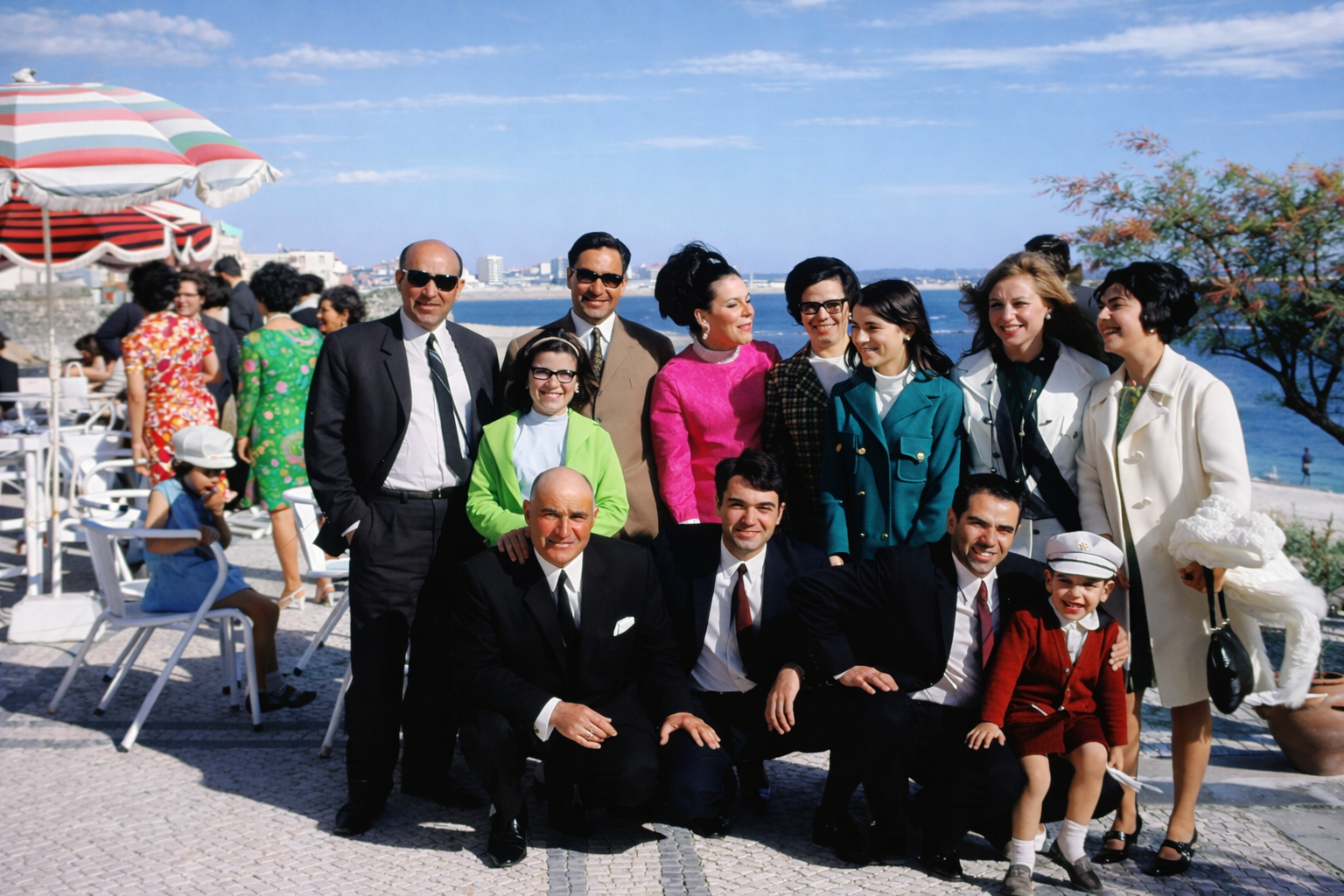 Grupo à beira-mar em trajes formais