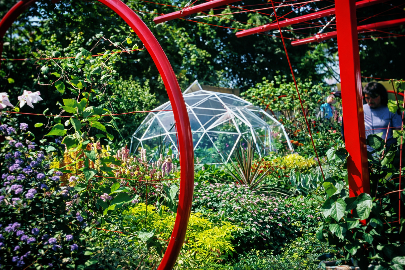 Jardim com estufa geodésica e flores