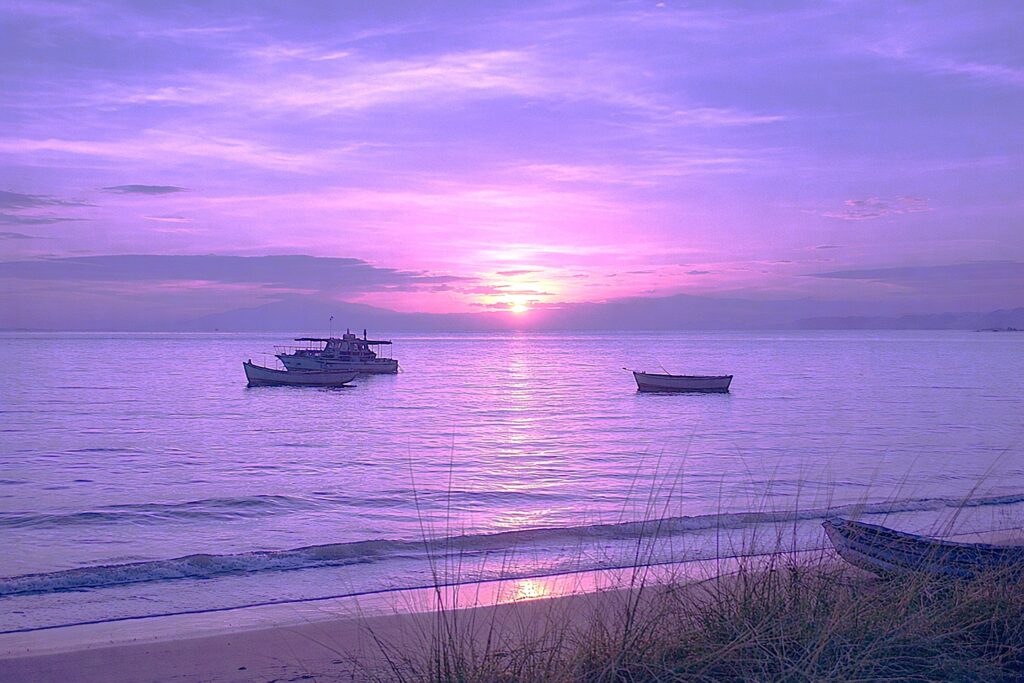 Praia tranquila ao entardecer